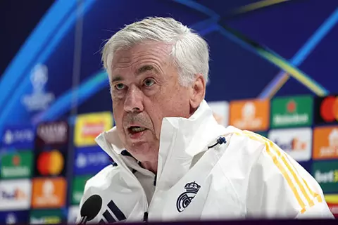 أنشيلوتي يوضح سبب اختيار ألابا وفالفيردي في مركز الظهيرين أمام أرسنال